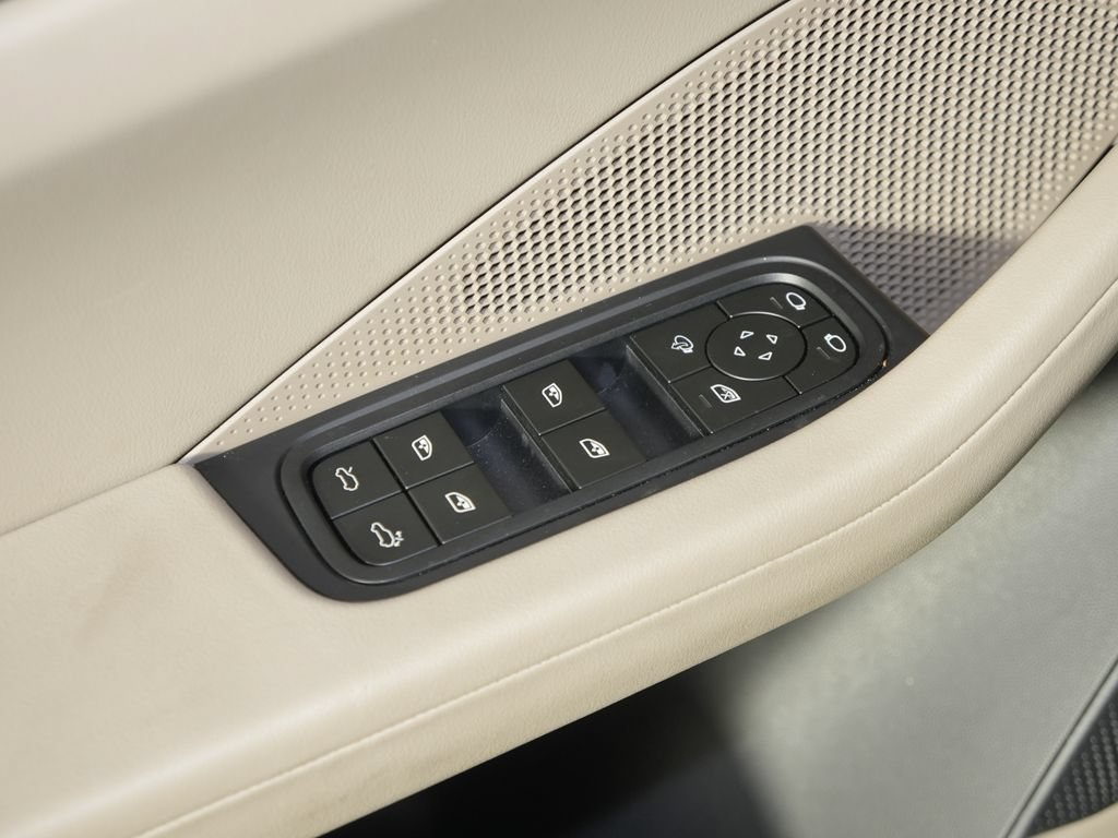 Certified 2025 Porsche Macan 4 Electric AWD/4WD image 18