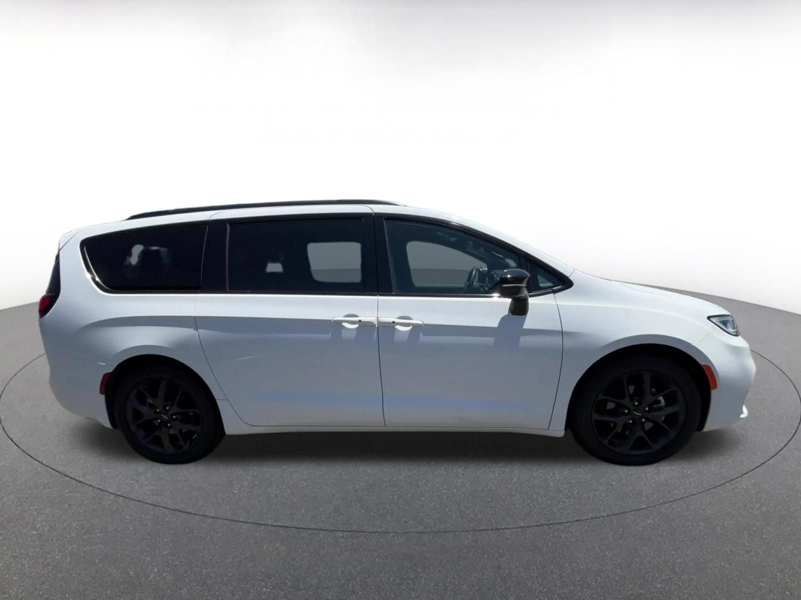 Used 2025 Chrysler Pacifica Limited FWD image 16