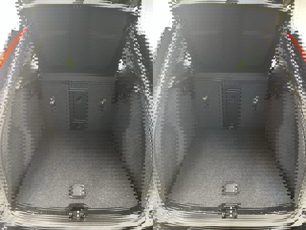 Used 2025 Volvo XC40 B5 Core image 29