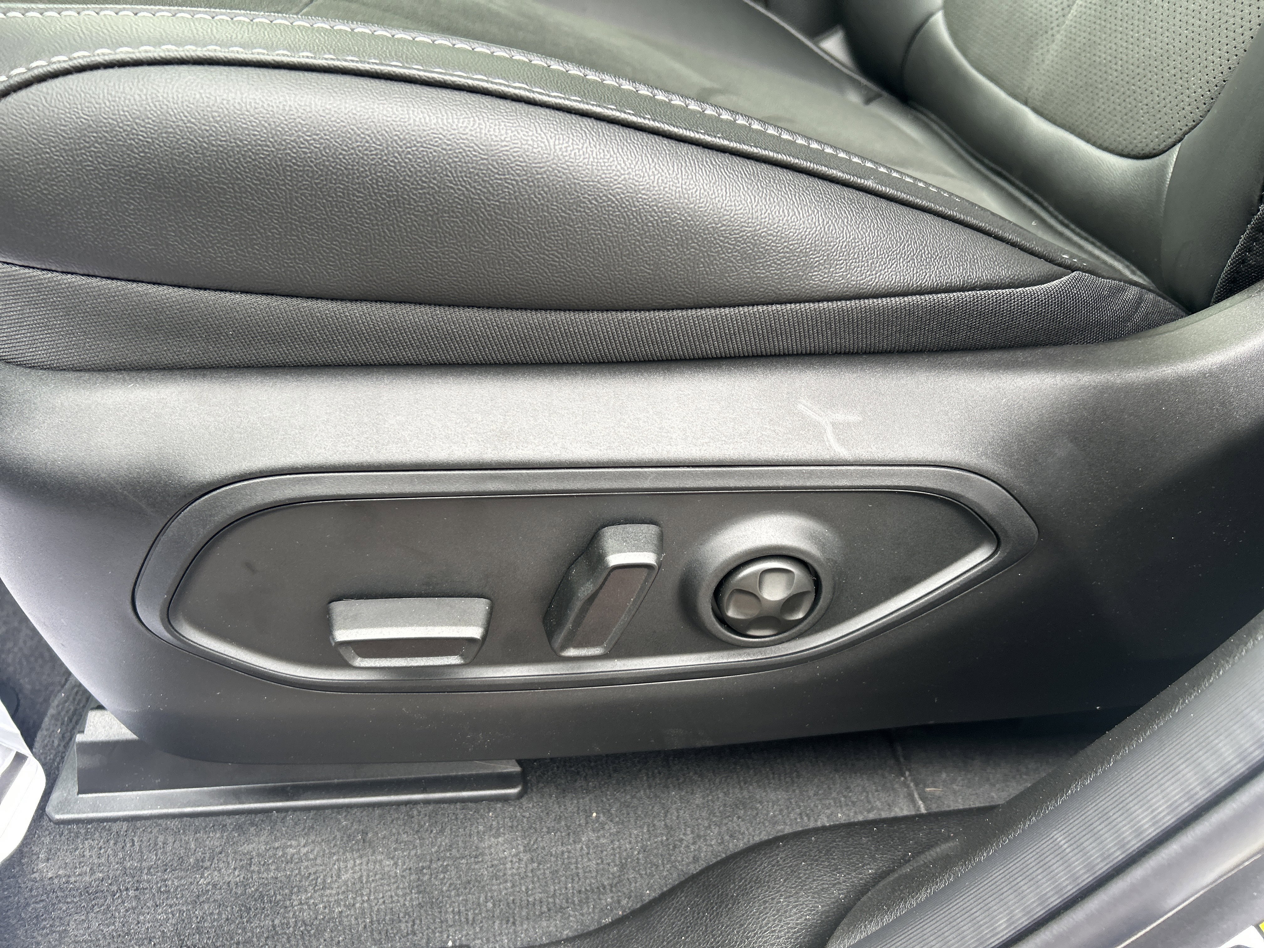 New 2025 Jeep Grand Cherokee Altitude image 16