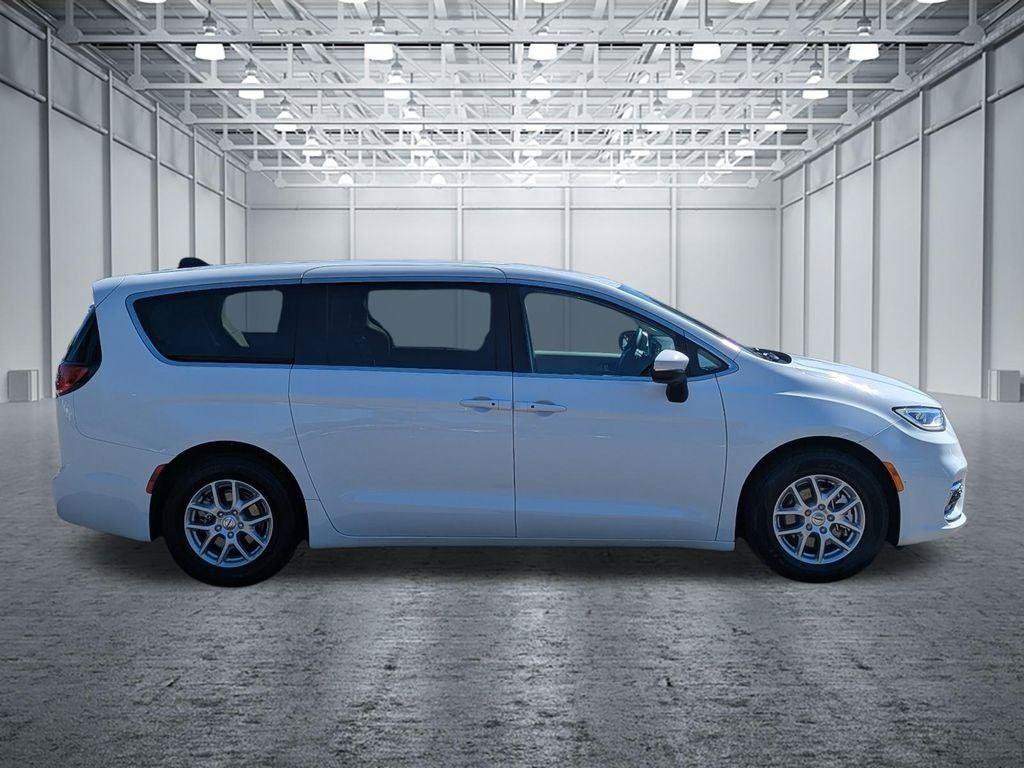 Used 2023 Chrysler Pacifica Touring-L FWD image 6