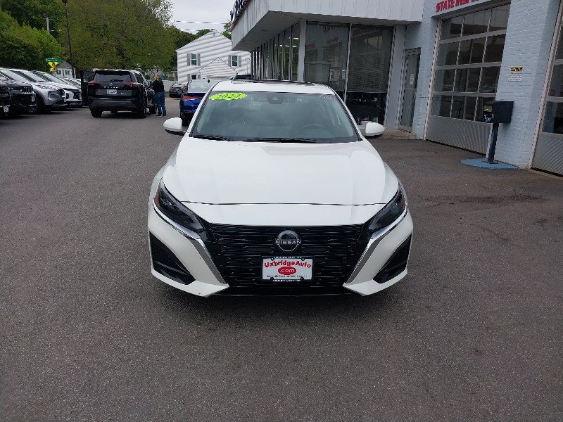 Used 2024 Nissan Altima 2.5 SV w/ SV Premium Package AWD/4WD image 3