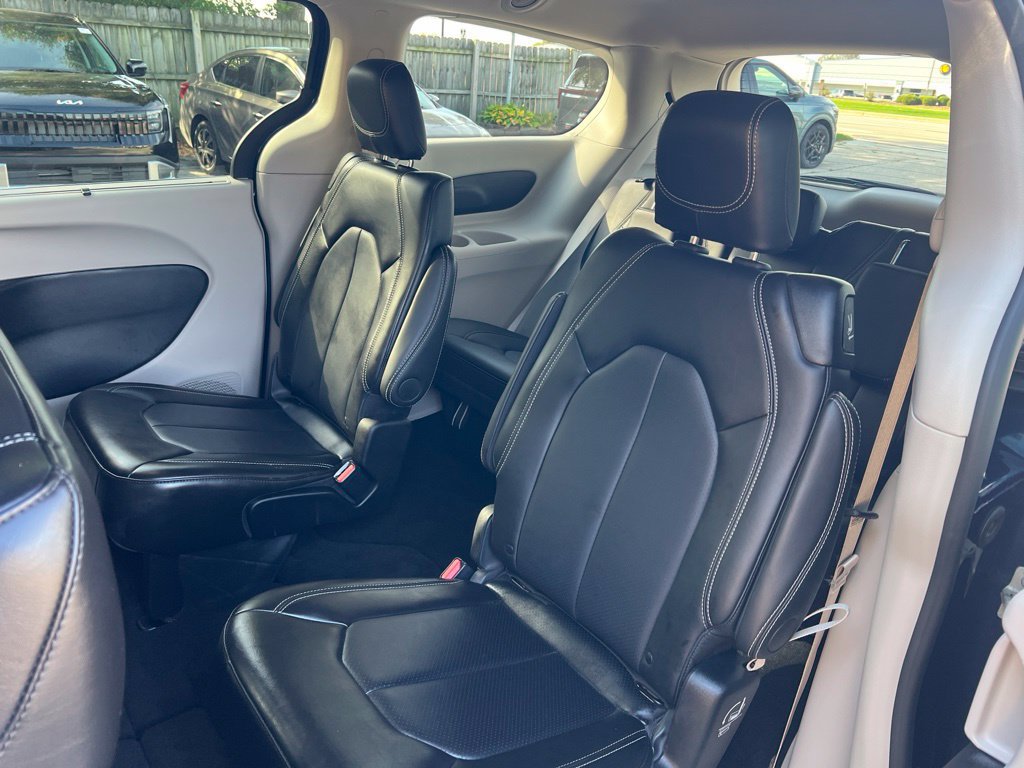Used 2024 Chrysler Pacifica Touring-L FWD image 8