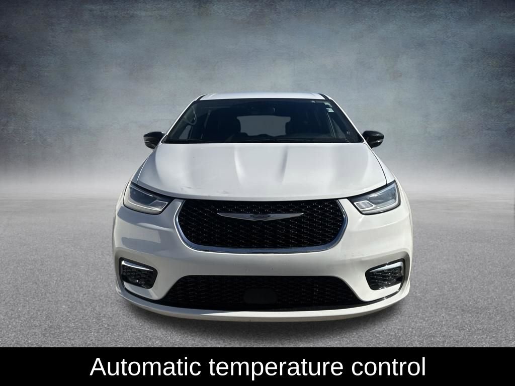 Used 2025 Chrysler Pacifica Select image 11