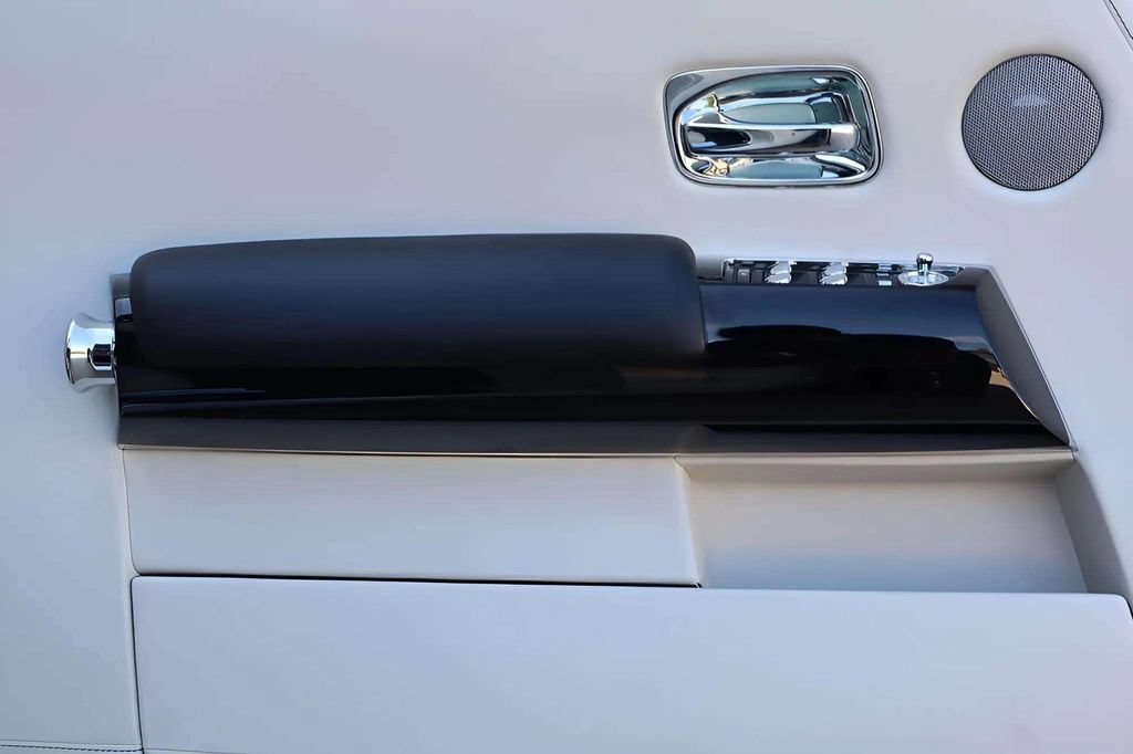 Used 2015 Rolls-Royce Phantom Drophead Coupe RWD image 18
