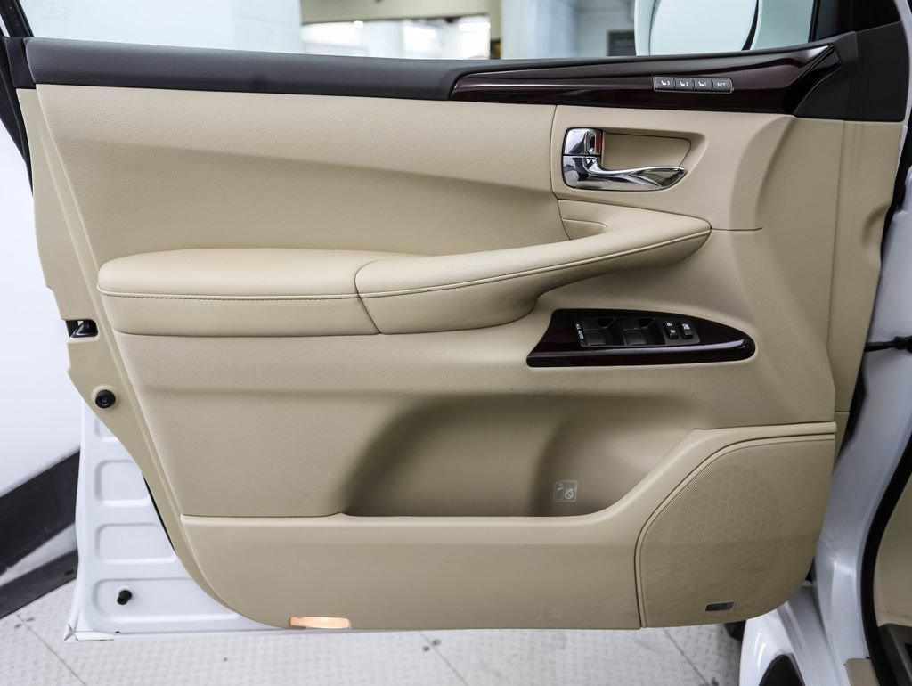 Used 2015 Lexus LX 570 4WD image 9