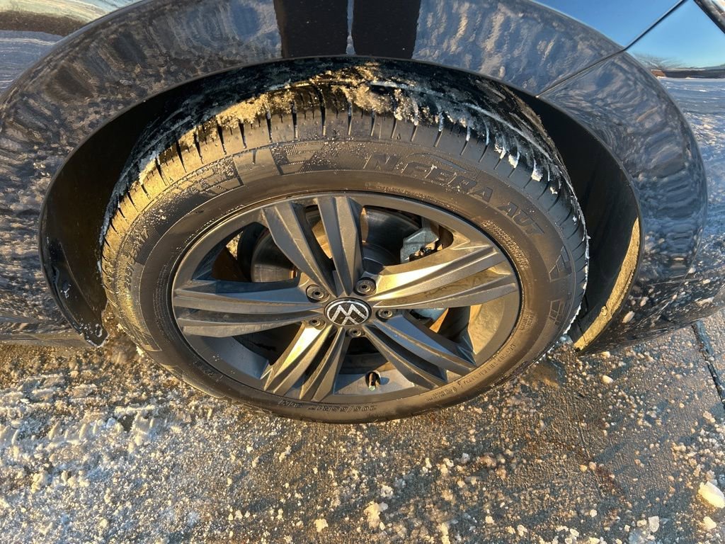 Used 2024 Volkswagen Jetta SE w/ Panoramic Sunroof Package image 31