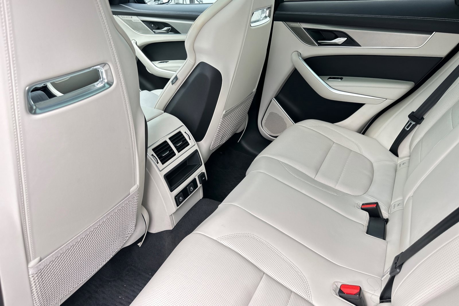 Used 2025 Jaguar F-PACE R-Dynamic S image 12