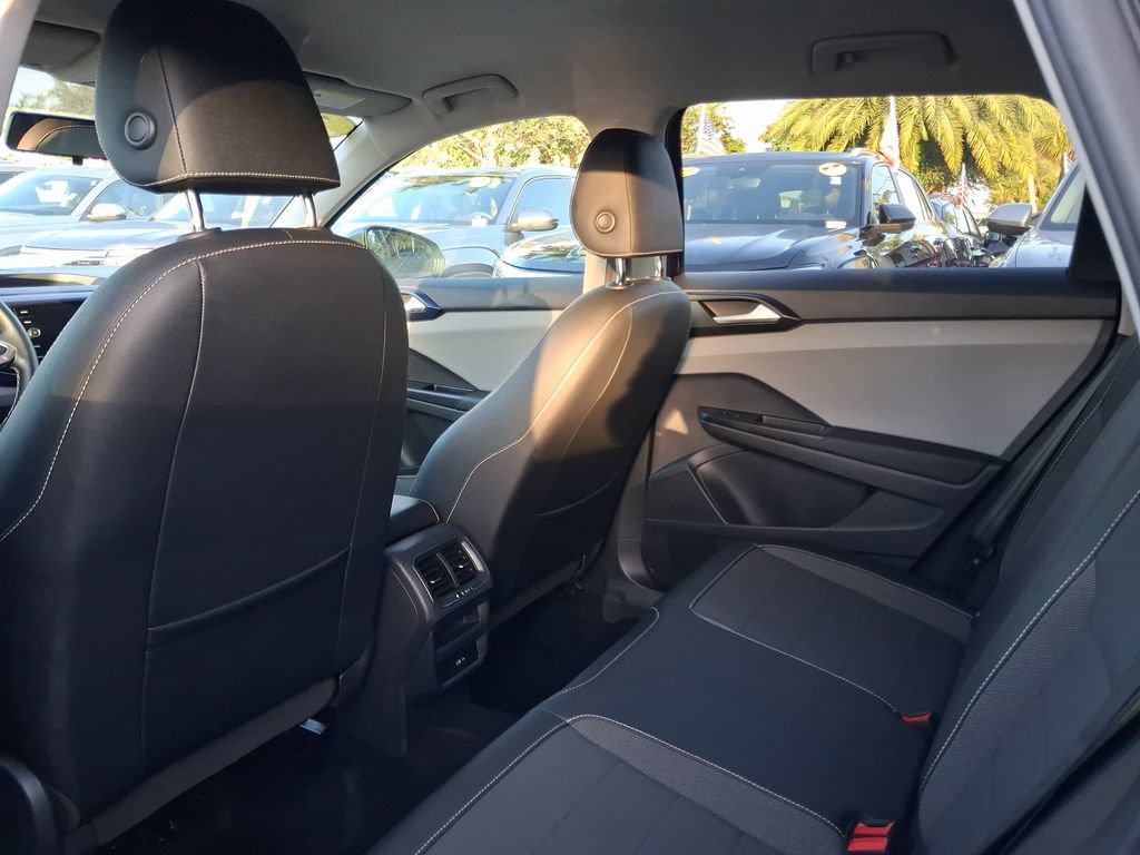 Certified 2022 Volkswagen Taos SE FWD image 7