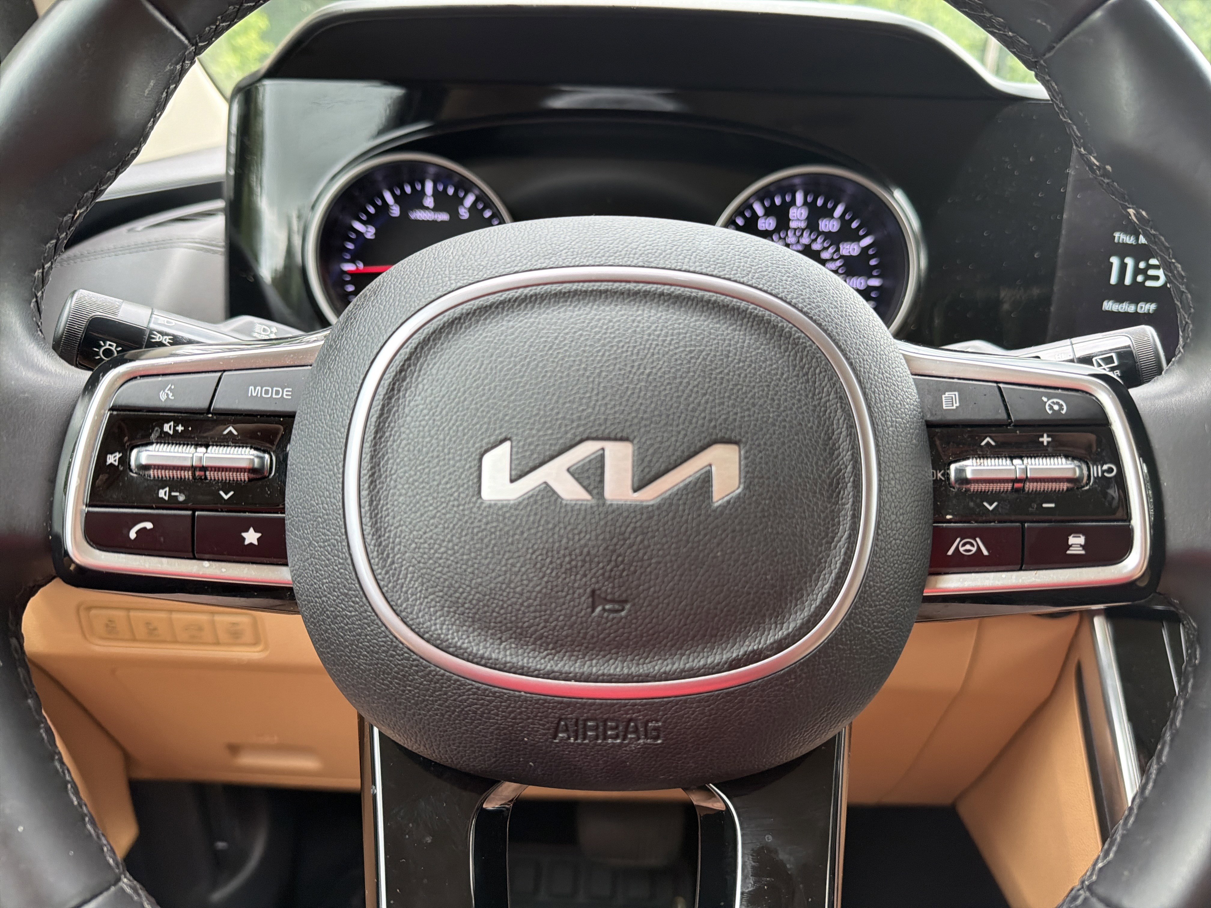 Used 2024 Kia Carnival EX FWD image 9