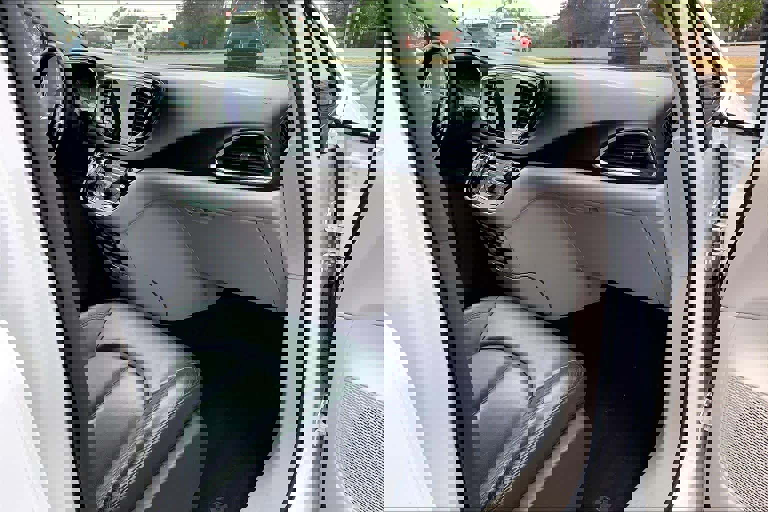 Used 2017 Chrysler Pacifica Touring-L w/ Tire & Wheel Group FWD image 19