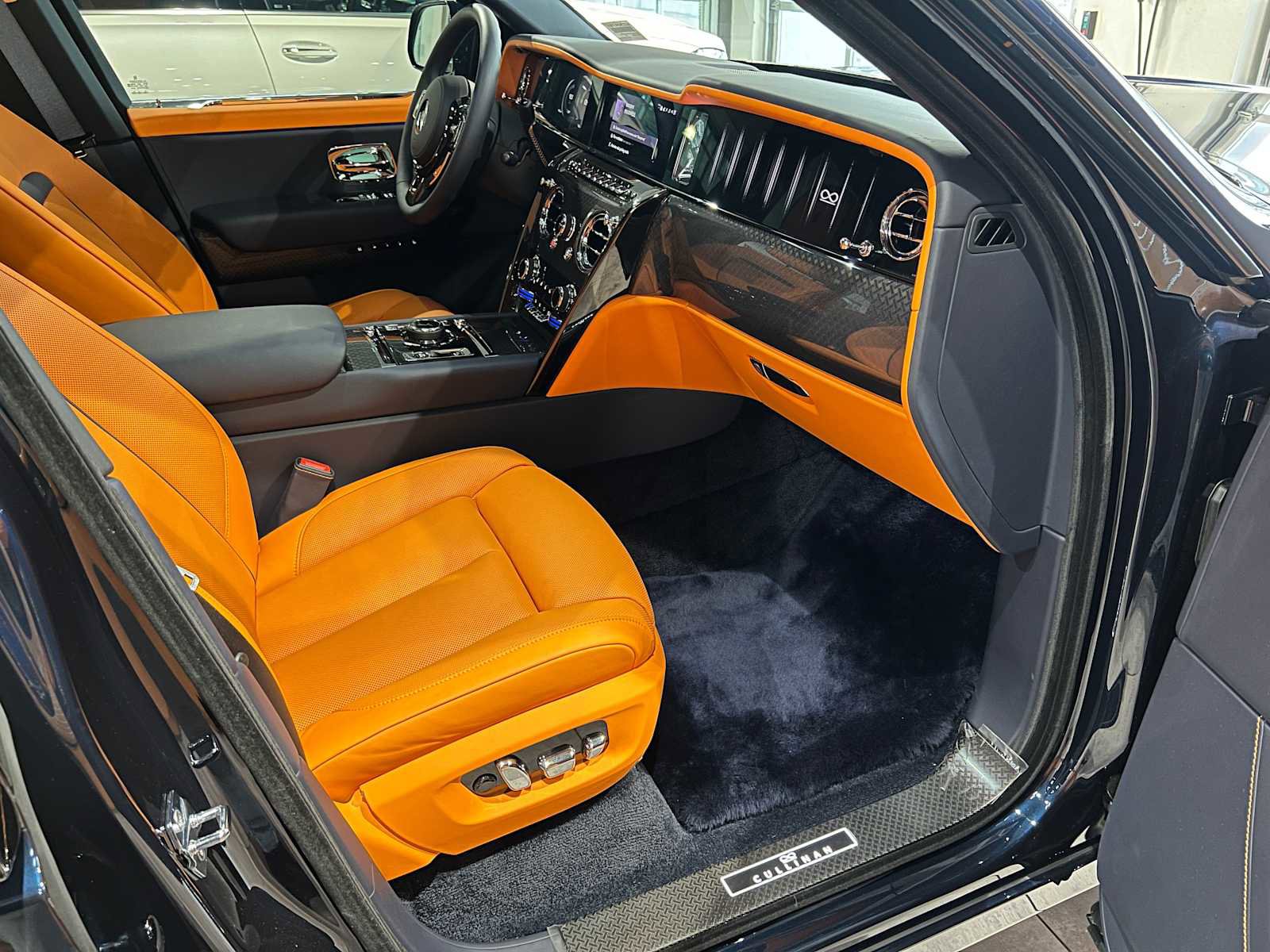 Used 2025 Rolls-Royce Cullinan Black Badge w/ Leather Finishing Pack image 13