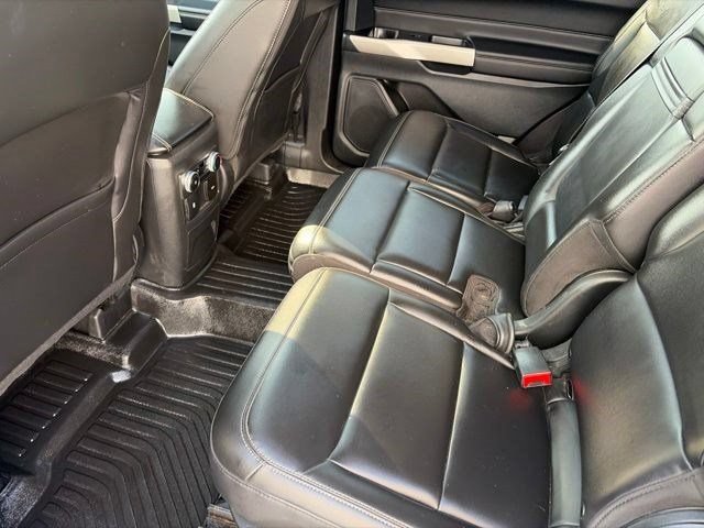 Used 2022 Ford Explorer XLT w/ Equipment Group 202A AWD/4WD image 32