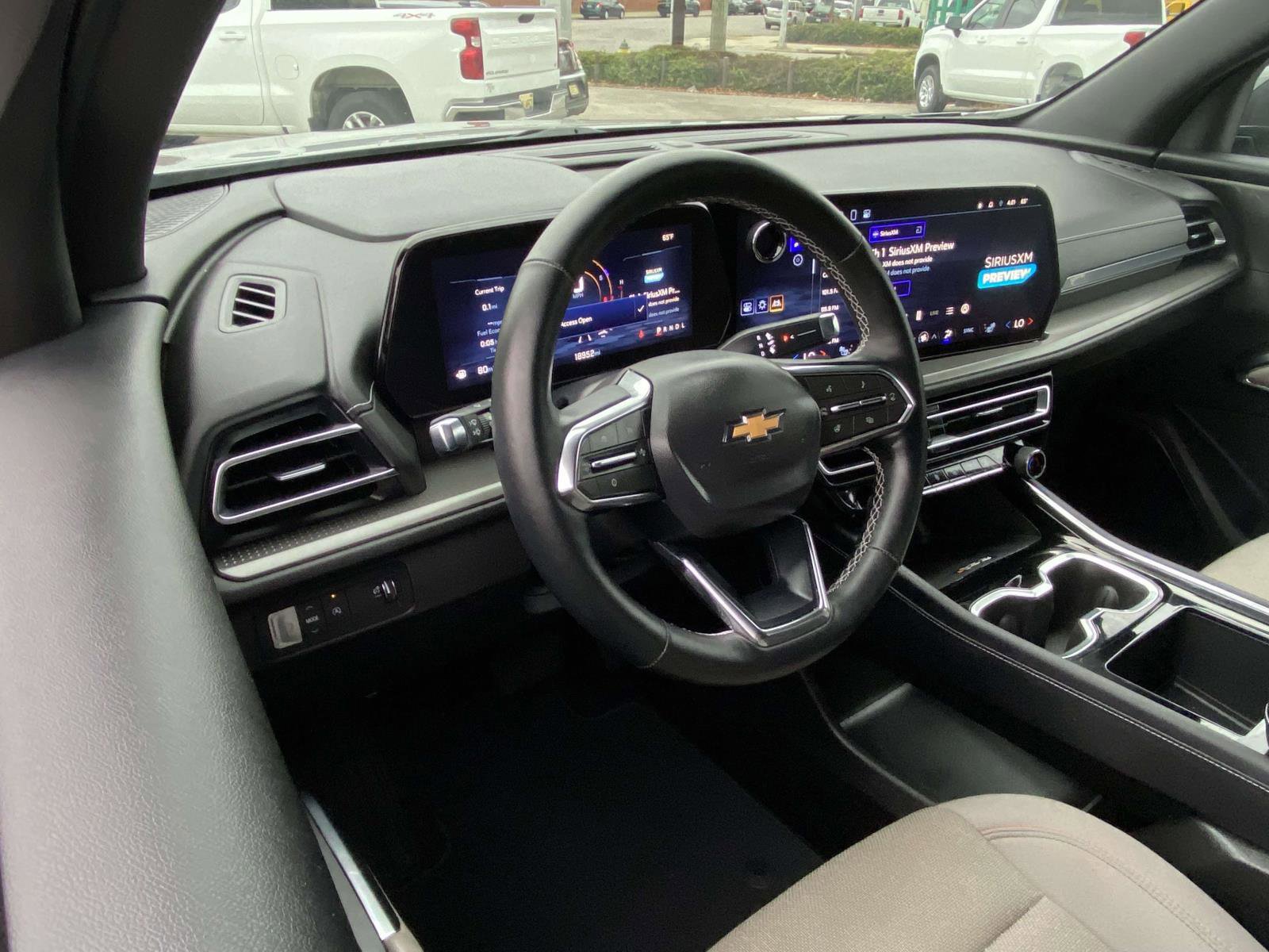 Used 2025 Chevrolet Traverse LT image 2