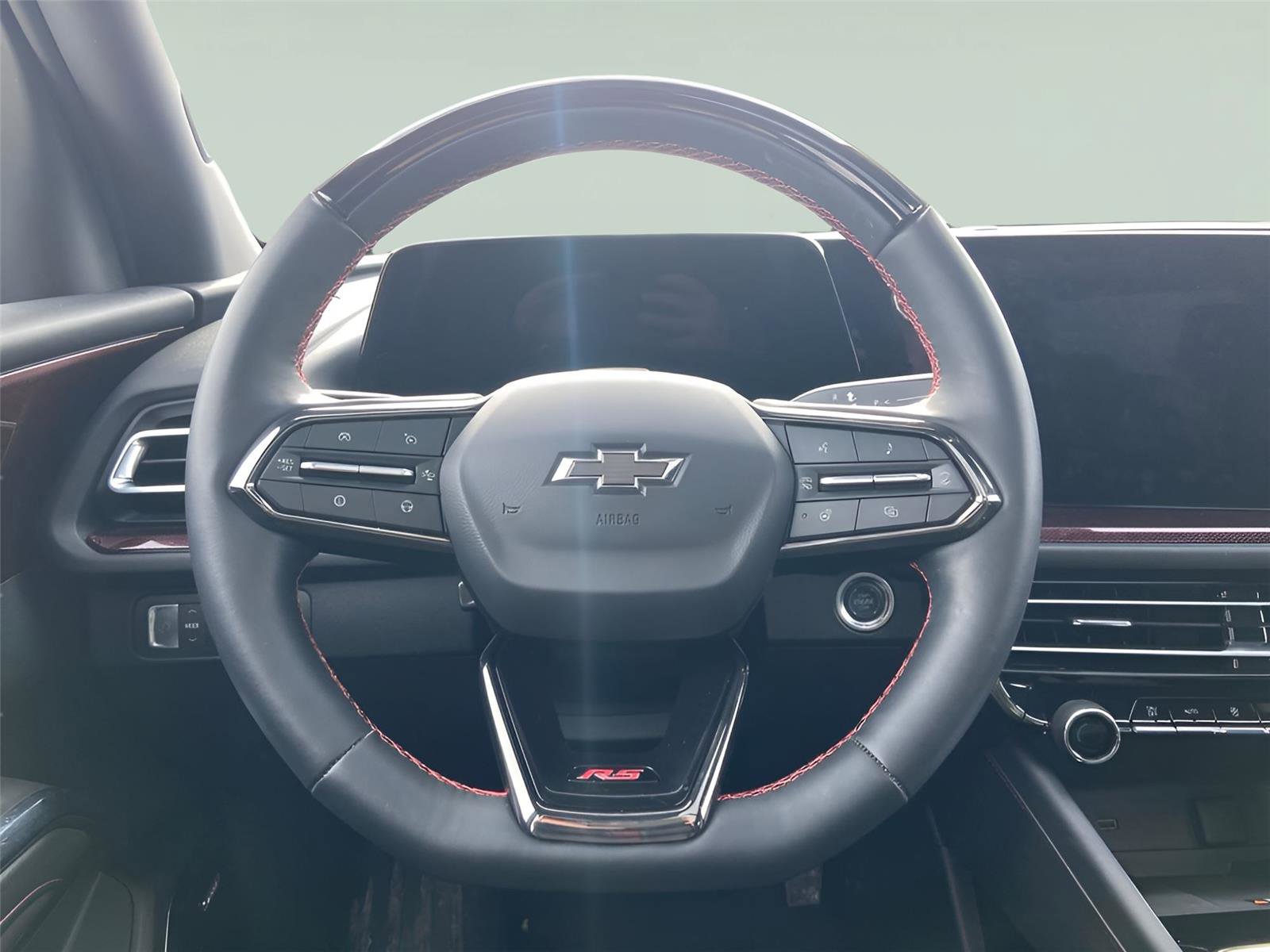 Used 2025 Chevrolet Traverse RS image 18