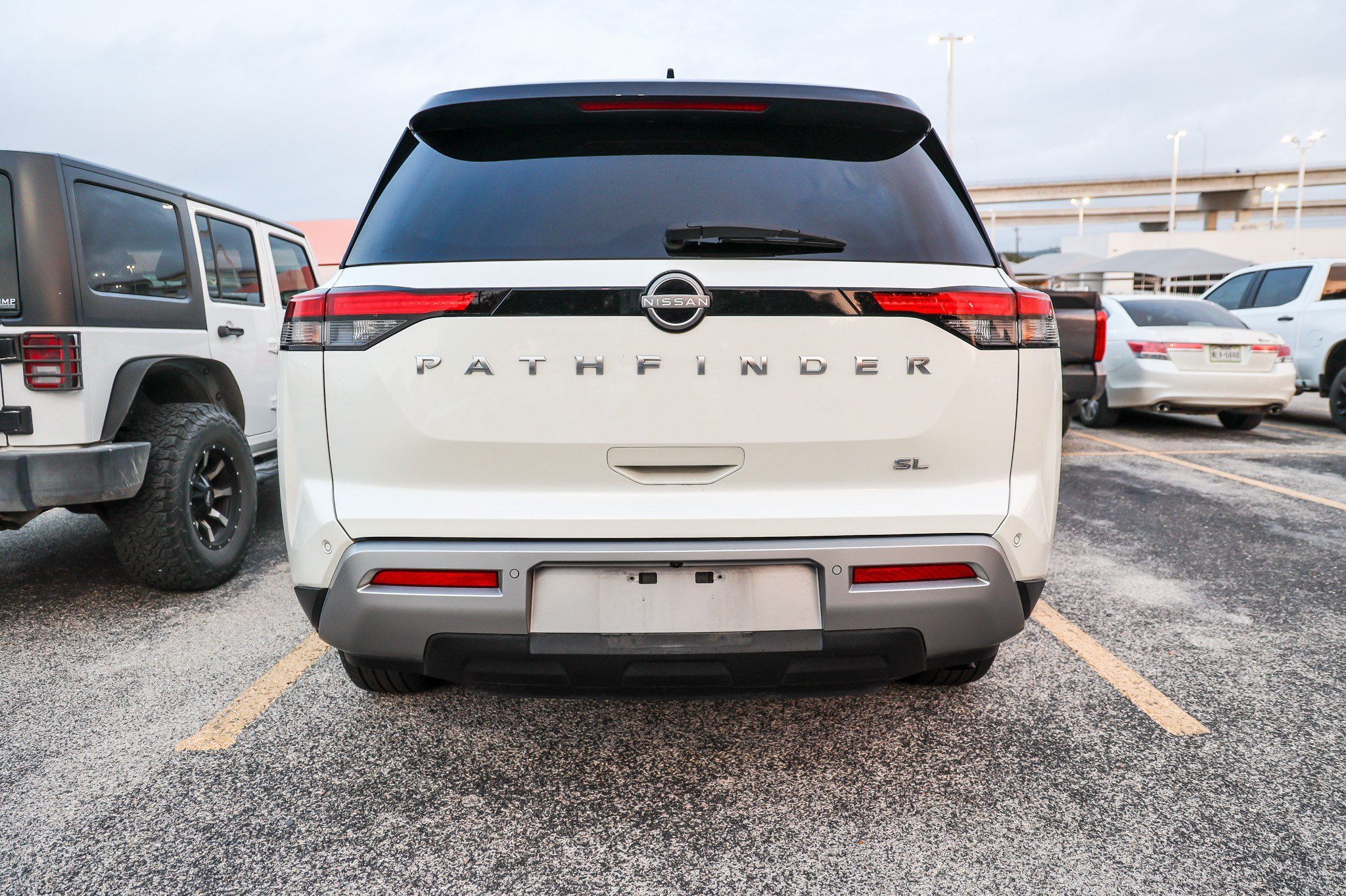 Used 2024 Nissan Pathfinder SL FWD image 9