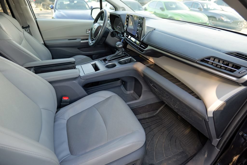 Used 2023 Toyota Sienna Limited AWD/4WD image 33