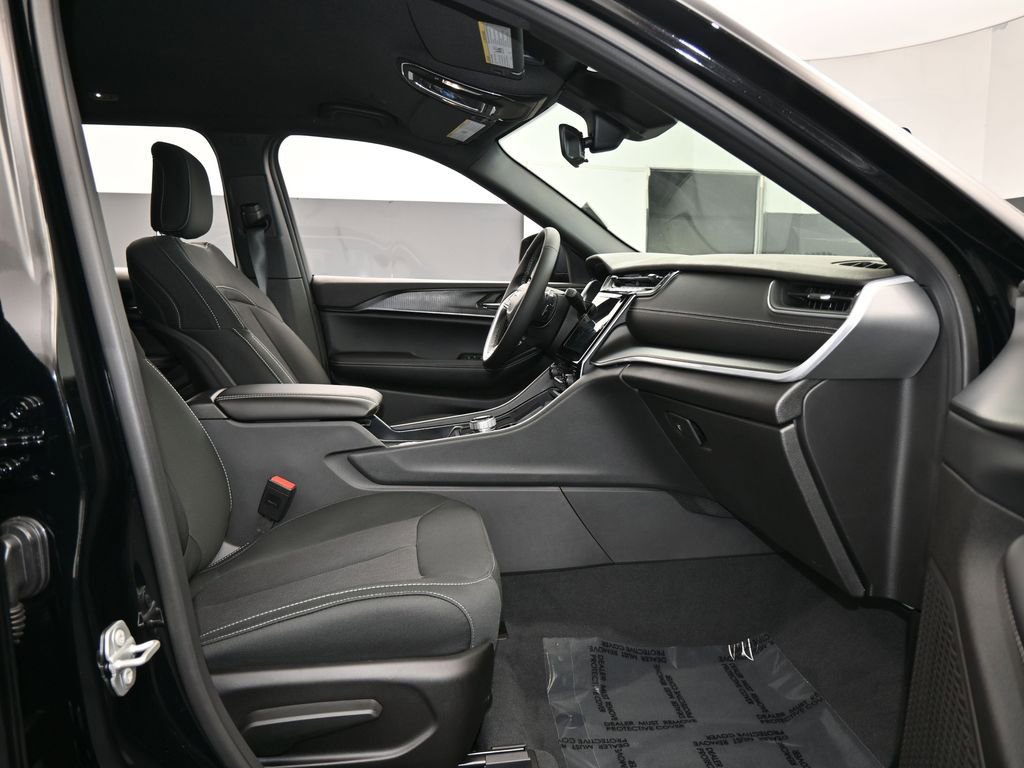 Used 2025 Jeep Grand Cherokee Laredo image 41