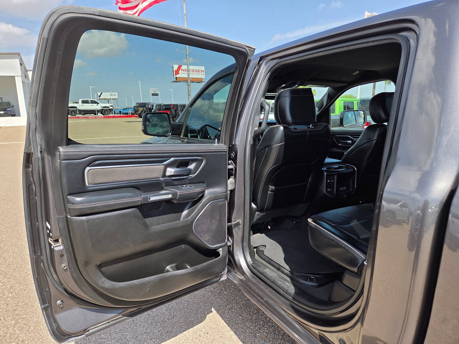 Used 2024 RAM 1500 Laramie AWD/4WD image 17