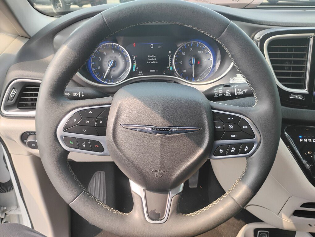 Used 2023 Chrysler Pacifica Touring-L FWD image 18