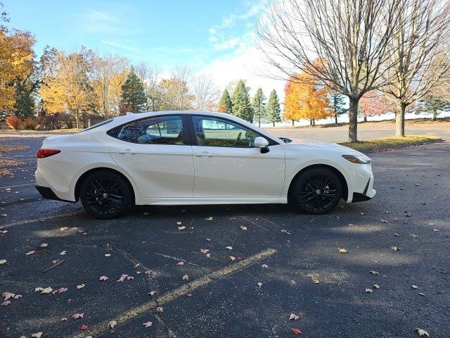 Used 2025 Toyota Camry SE image 7
