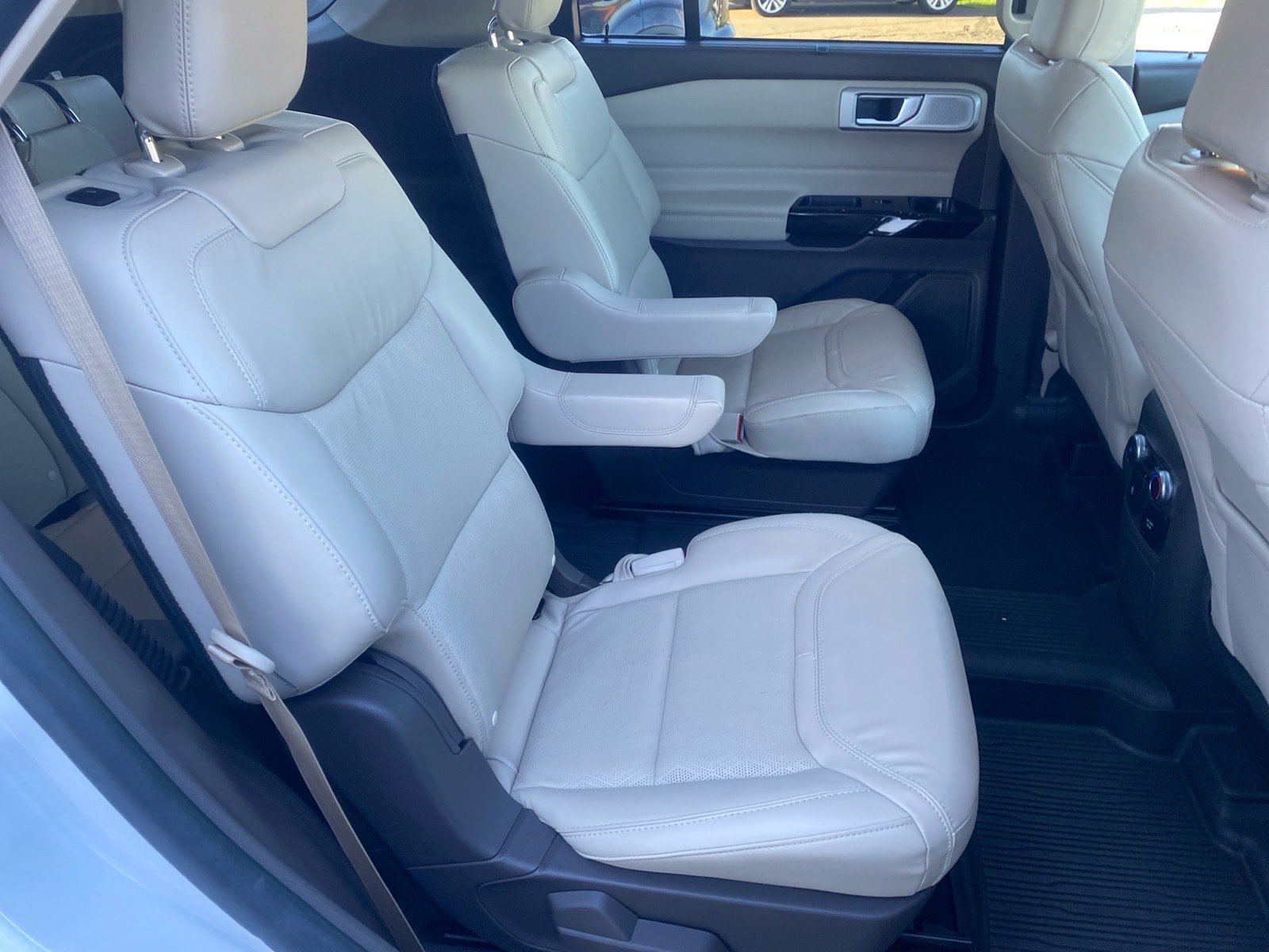 Used 2022 Ford Explorer Platinum w/ Equipment Group 601A AWD/4WD image 25