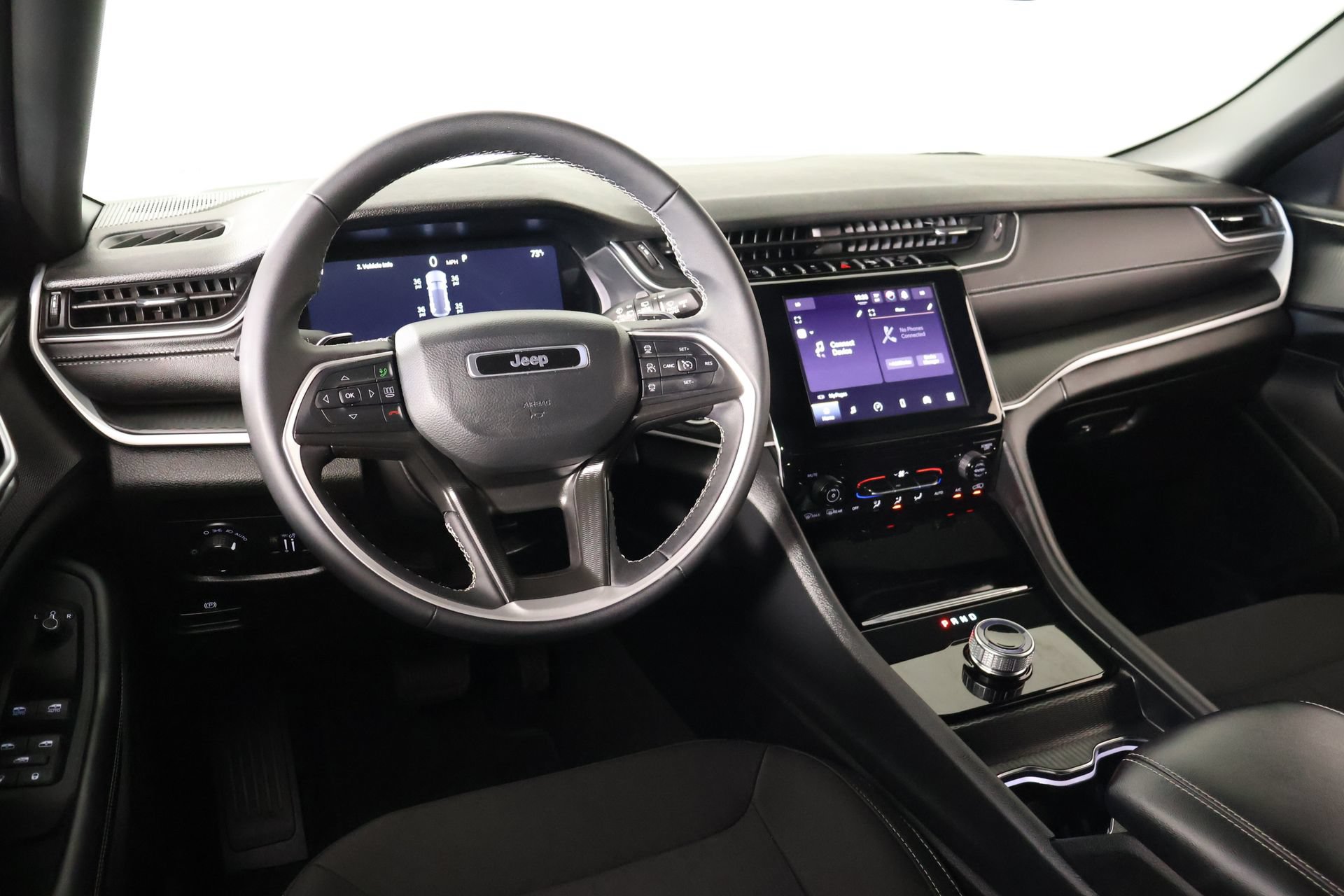 Used 2025 Jeep Grand Cherokee Laredo AWD/4WD image 2