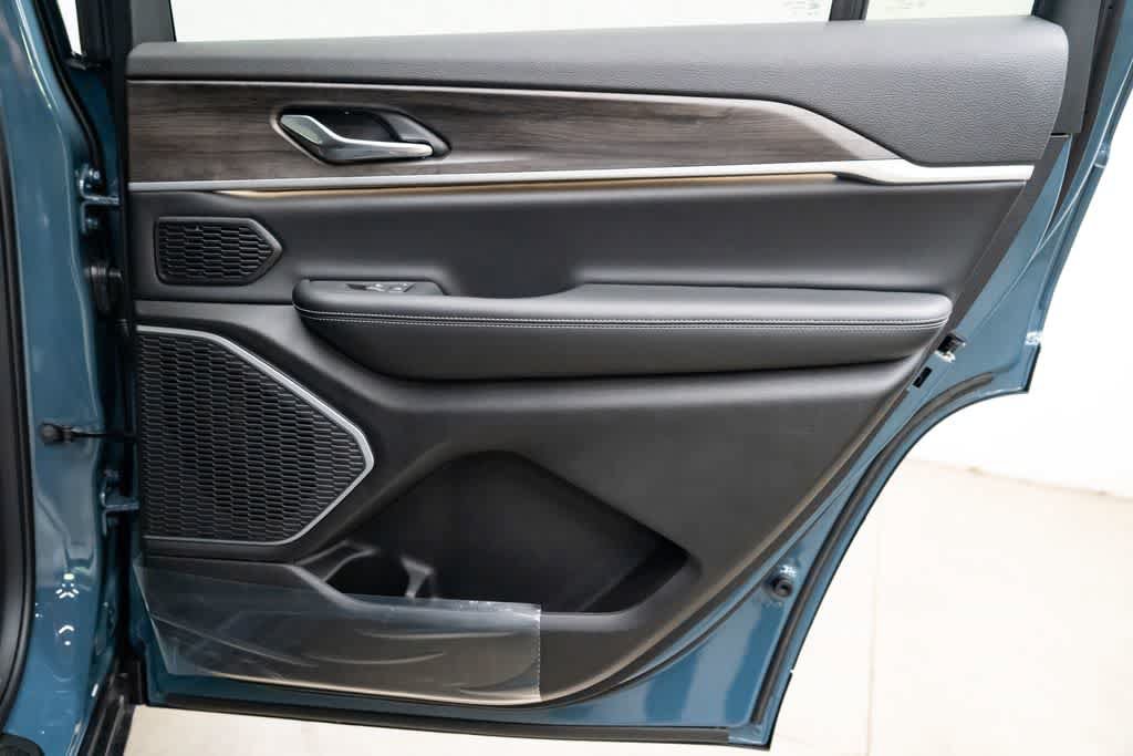 New 2026 Jeep Grand Cherokee L Limited AWD/4WD image 32