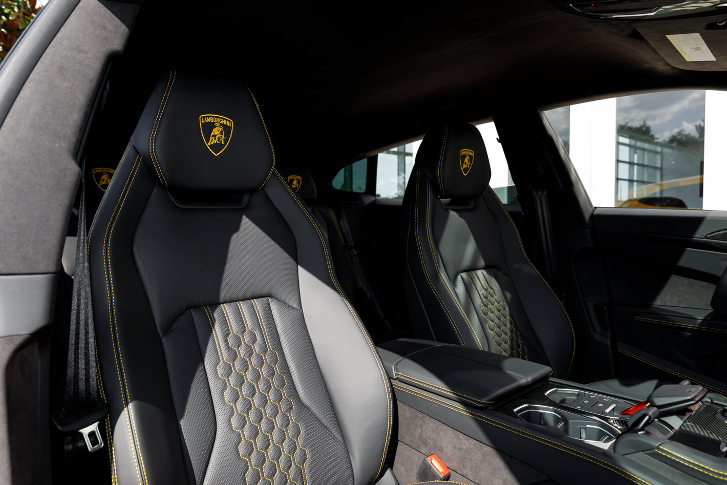 Used 2025 Lamborghini Urus SE AWD/4WD image 45