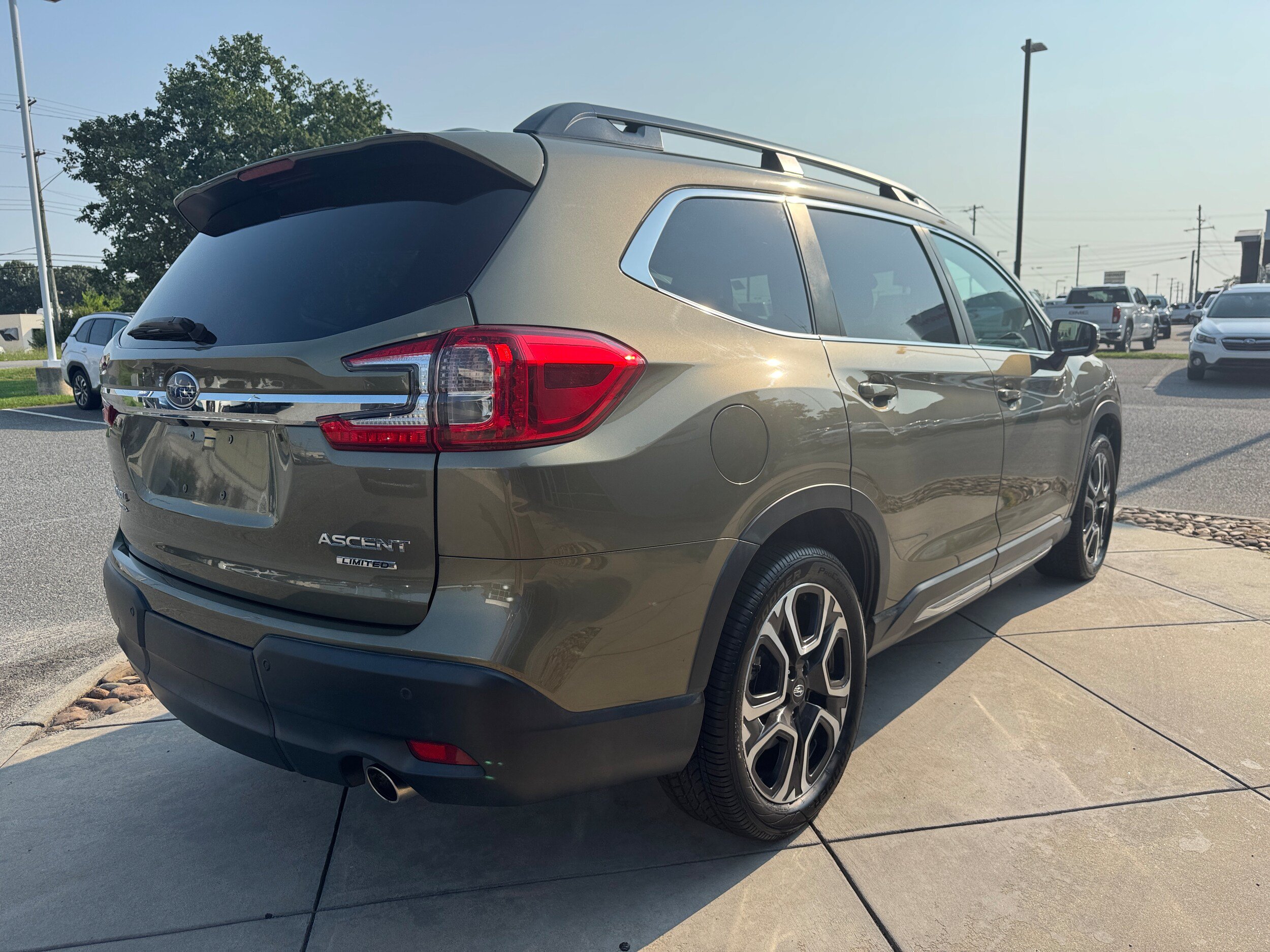 Used 2023 Subaru Ascent Limited w/ Technology Package AWD/4WD image 6