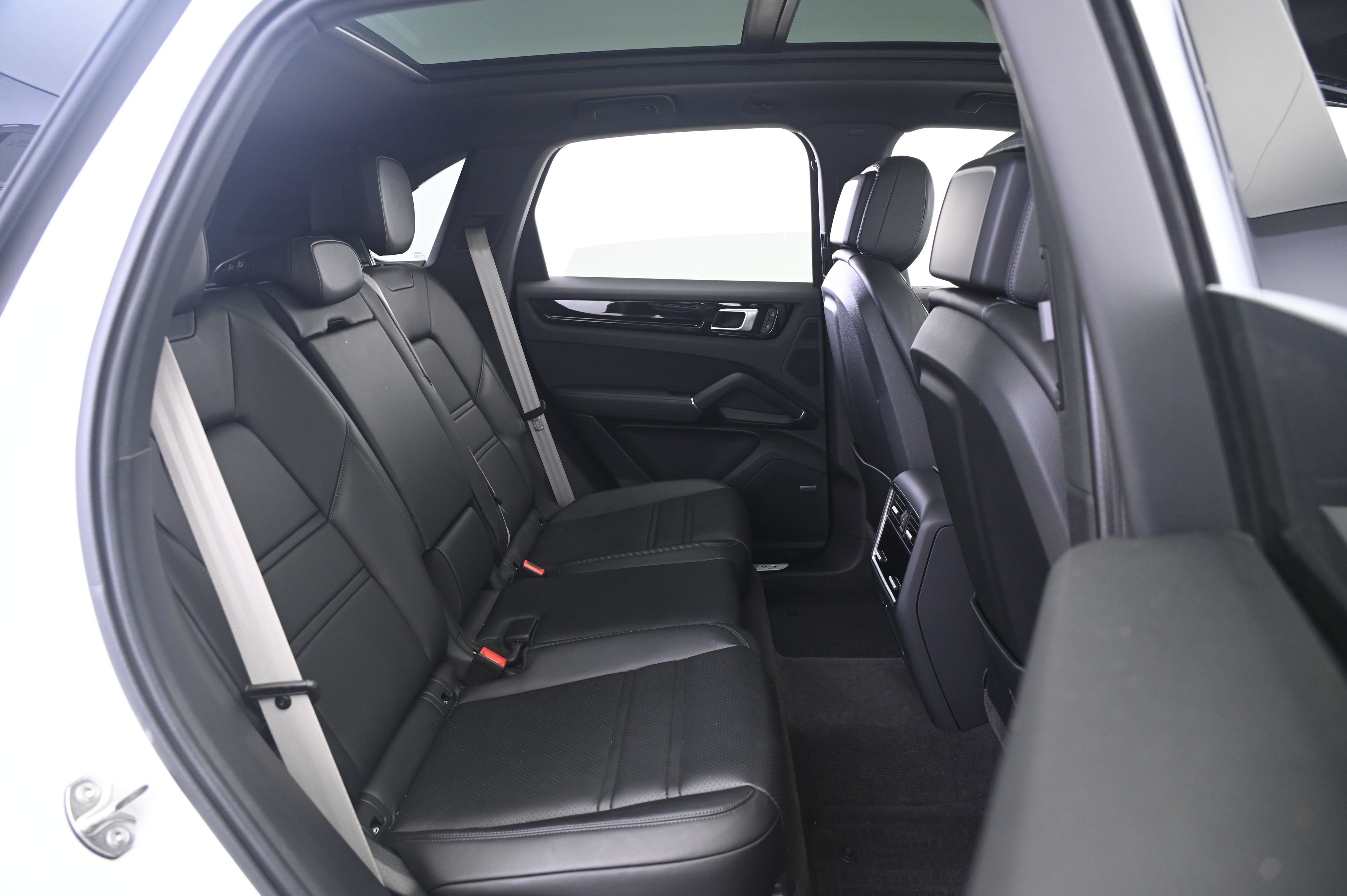 Certified 2023 Porsche Cayenne AWD/4WD image 18