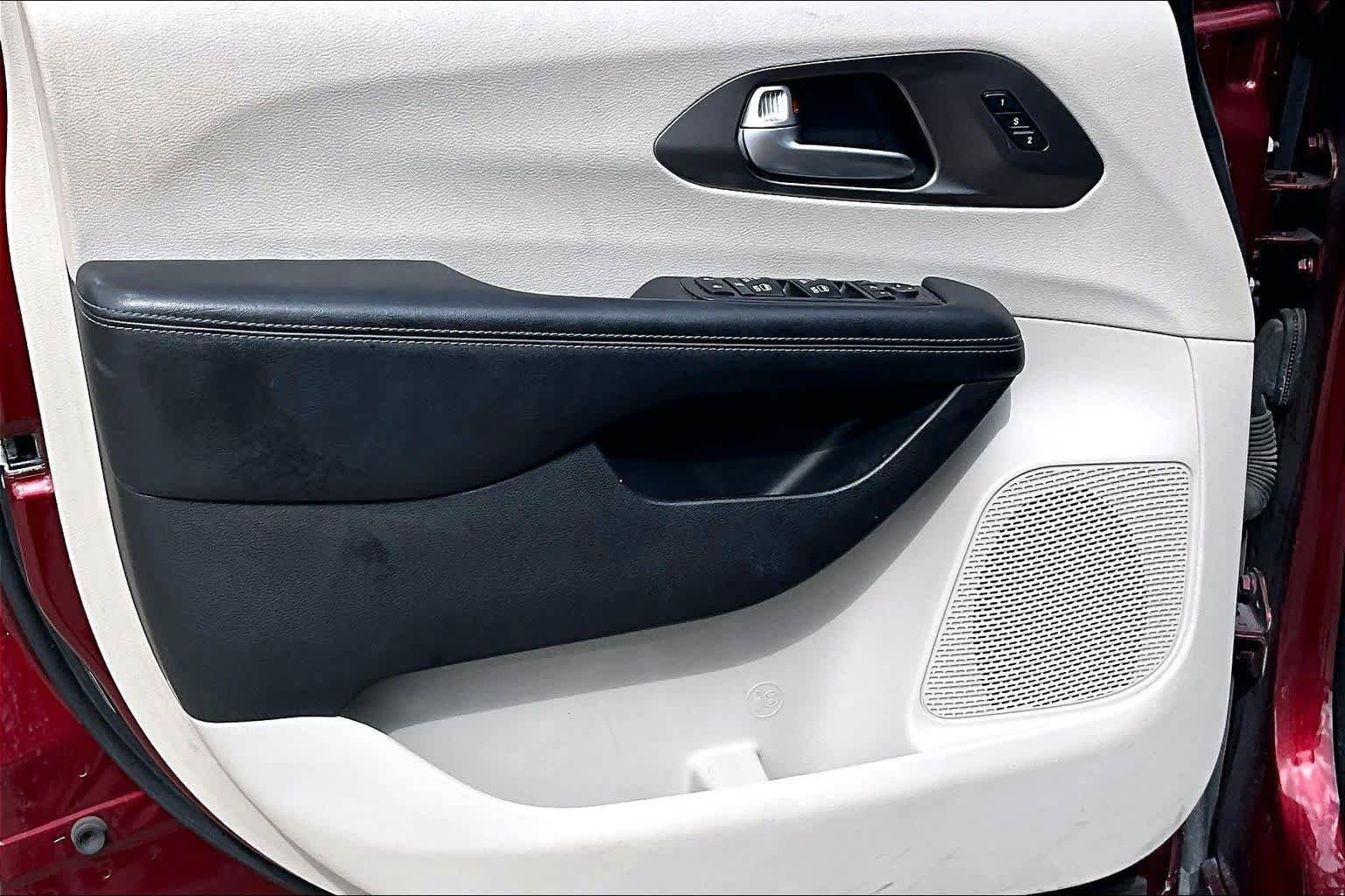 Used 2018 Chrysler Pacifica Limited FWD image 20