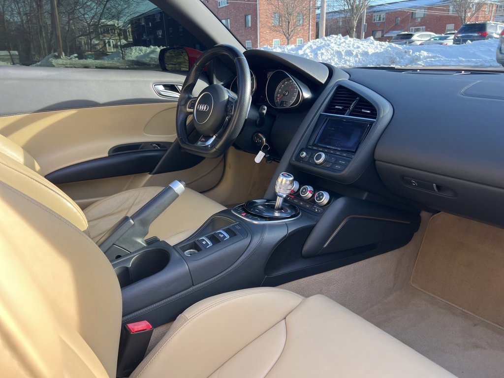 Used 2015 Audi R8 V8 w/ Extended Leather Package image 21