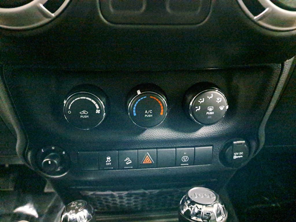 Used 2018 Jeep Wrangler Rubicon w/ Power Convenience Group AWD/4WD image 20