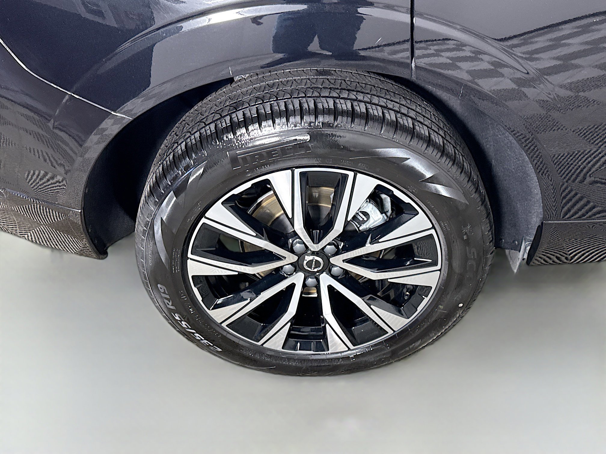 Used 2025 Volvo XC60 B5 Plus image 33