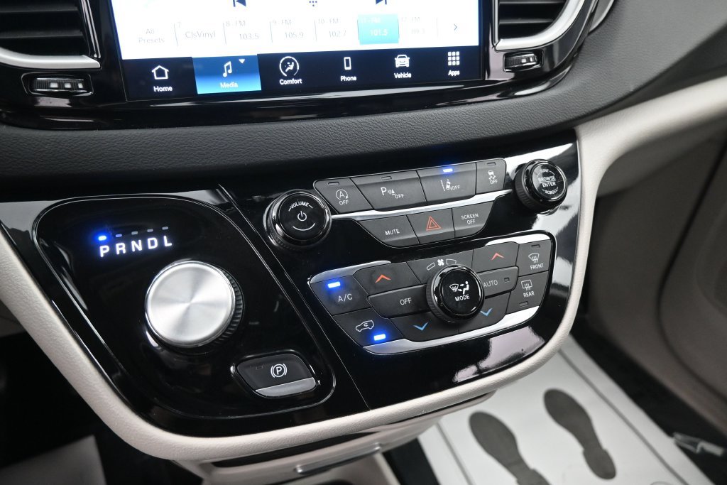 Used 2023 Chrysler Pacifica Touring-L FWD image 24