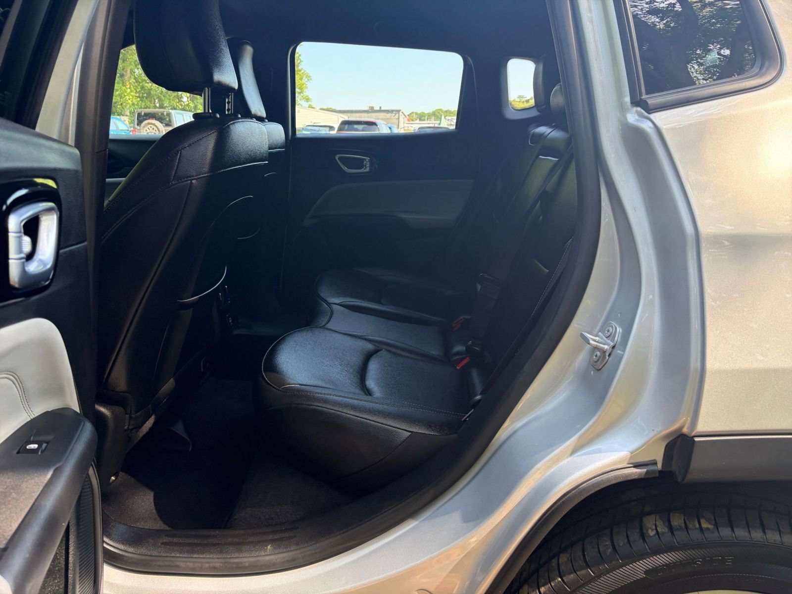 Used 2025 Jeep Compass Limited AWD/4WD image 27