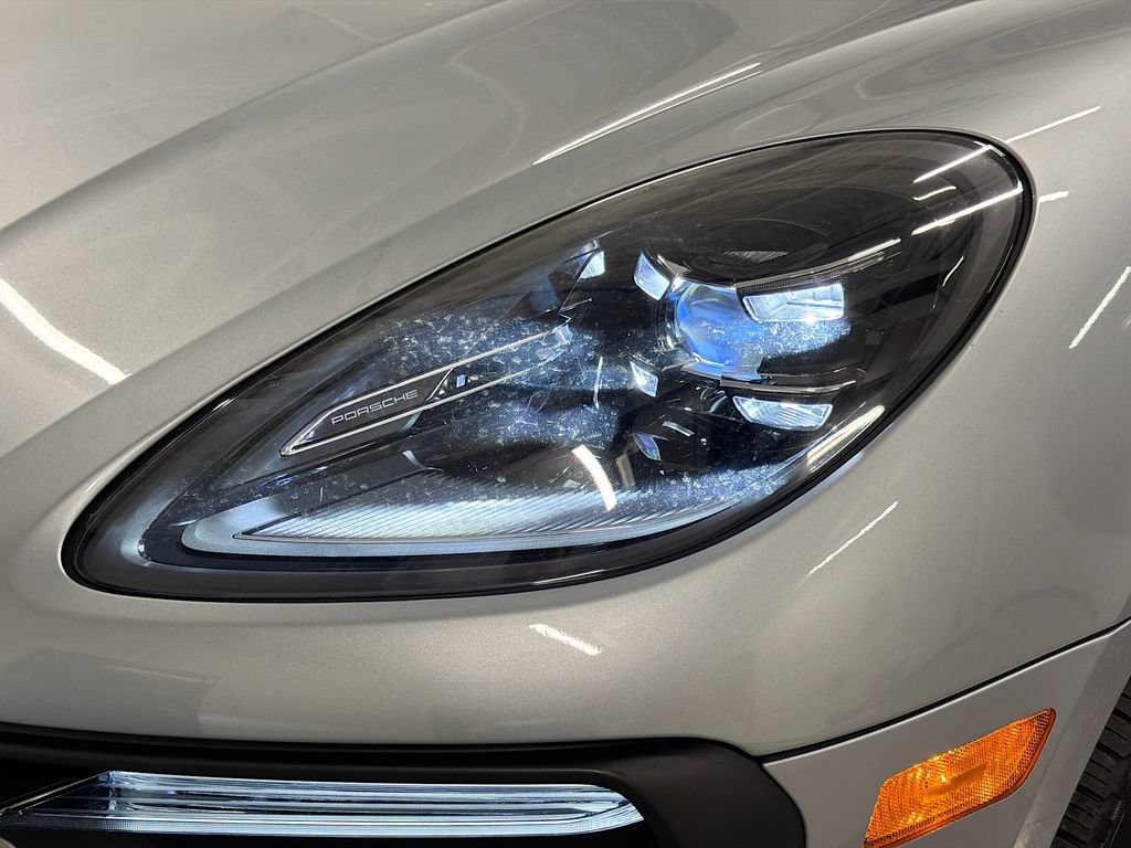 Certified 2025 Porsche Macan AWD/4WD image 32