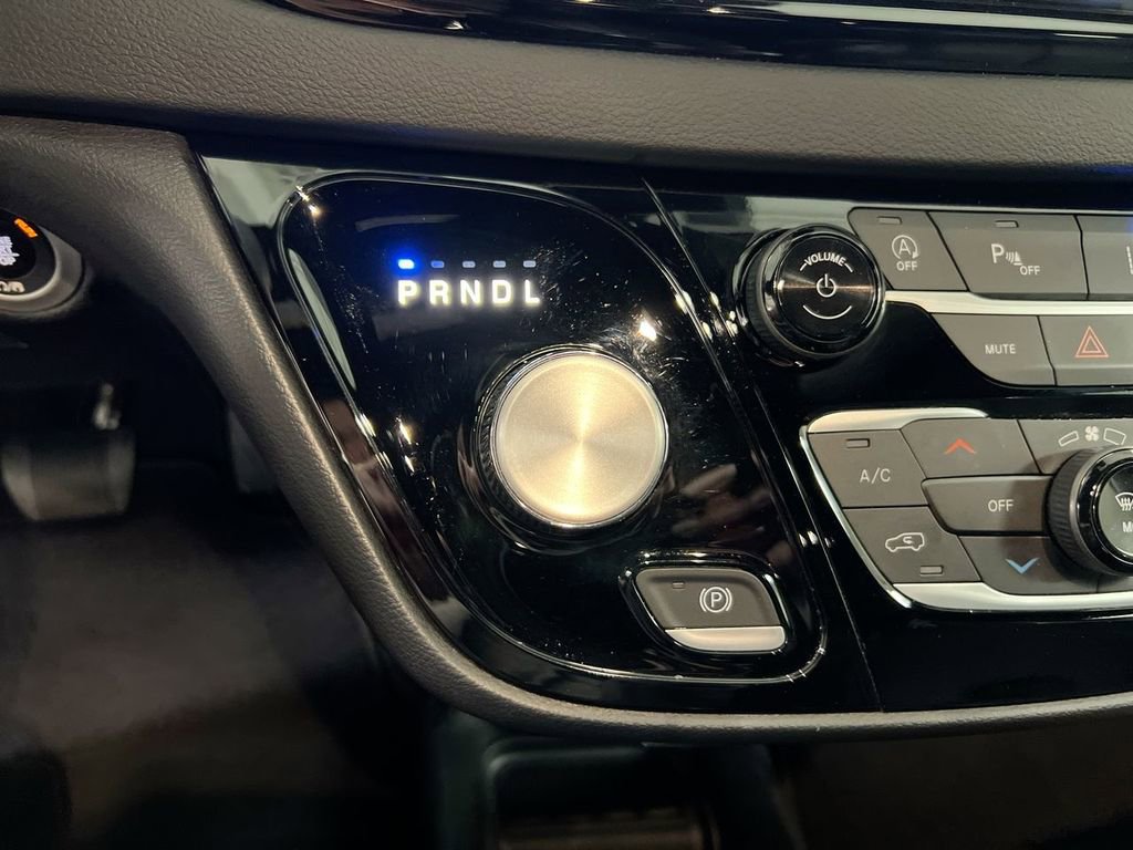 Used 2025 Chrysler Pacifica Select image 17