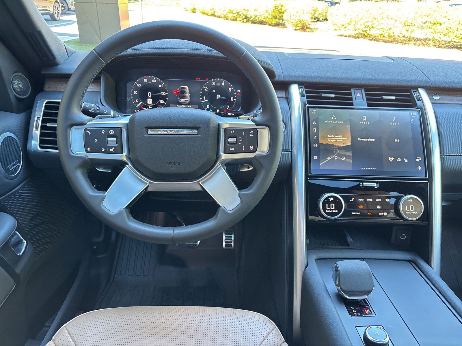 Used 2024 Land Rover Discovery Dynamic SE image 28