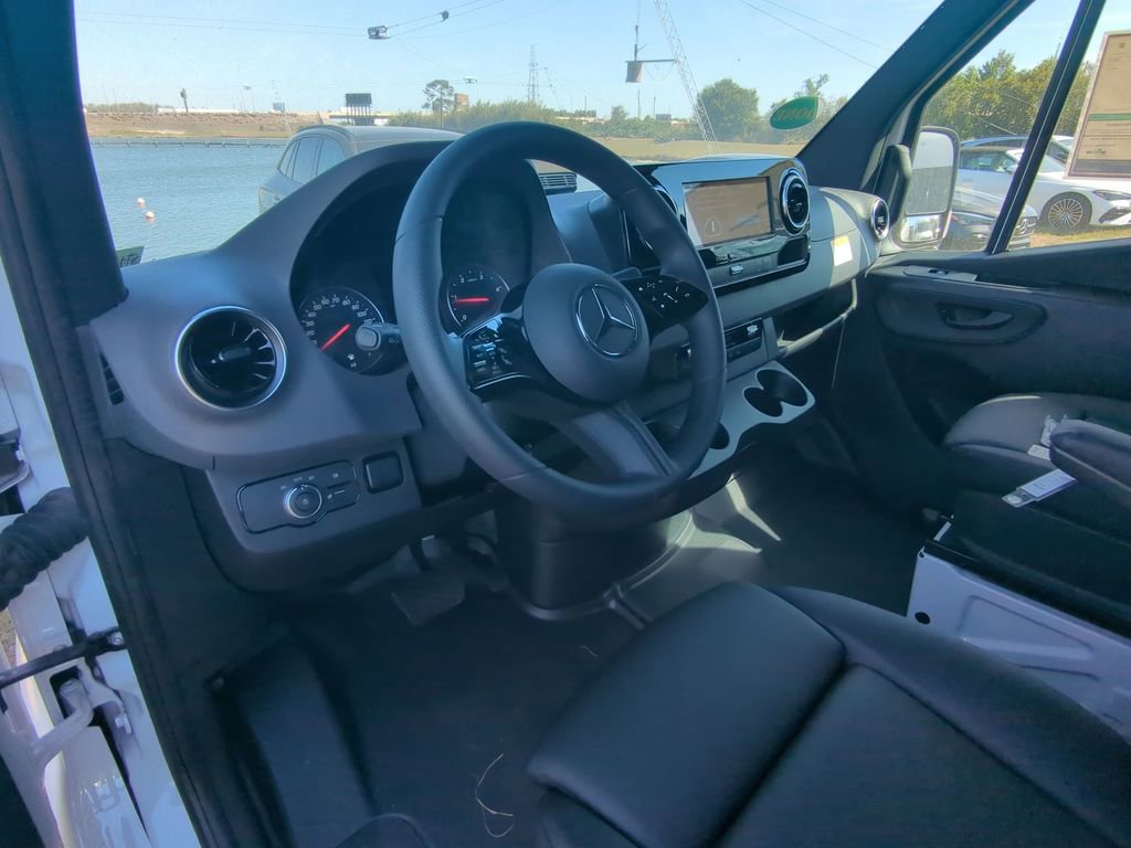 Used 2025 Mercedes-Benz Sprinter 2500 image 2