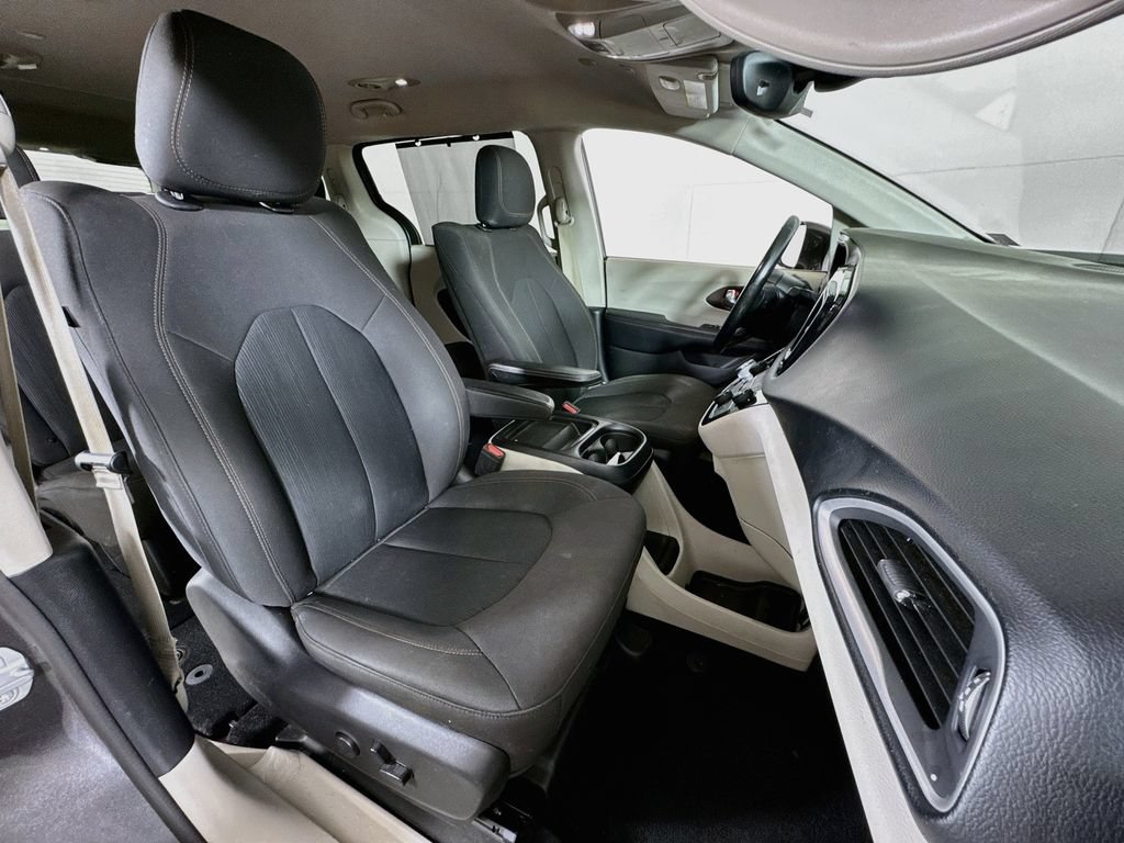 Used 2019 Chrysler Pacifica Touring Plus w/ Advanced Safetytec Group FWD image 30