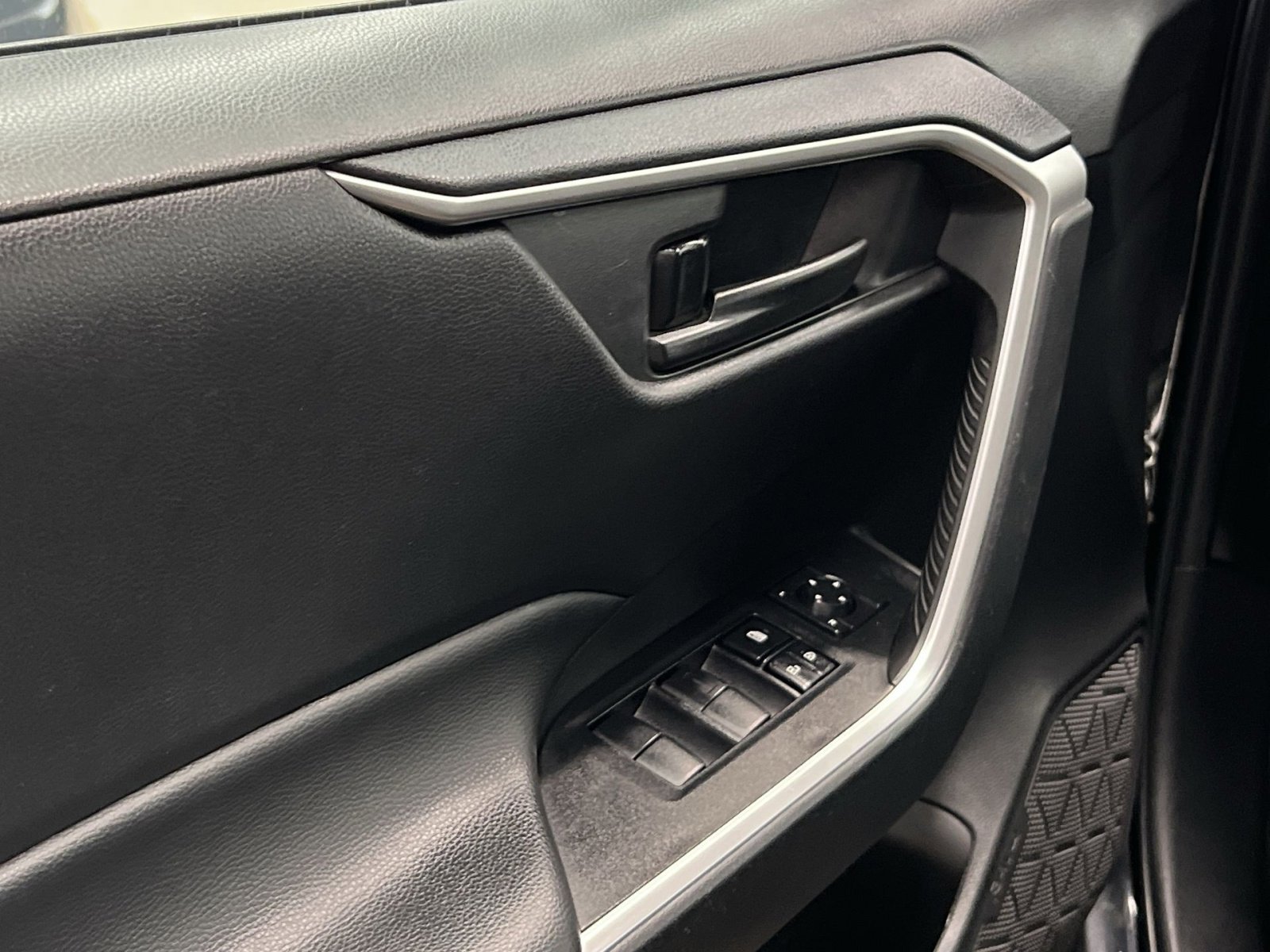 Used 2024 Toyota RAV4 LE image 13