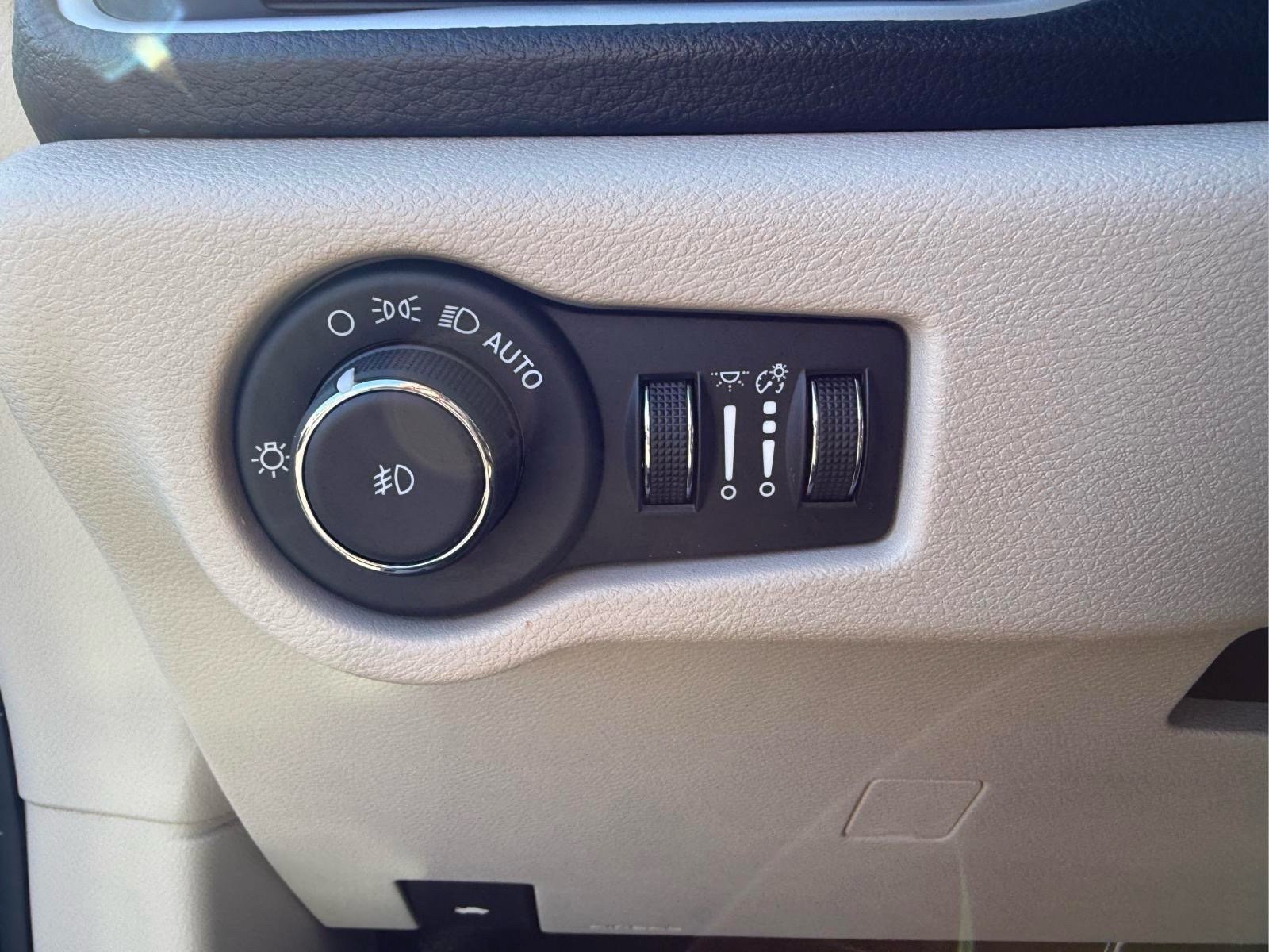 Used 2023 Chrysler Pacifica Touring-L FWD image 29