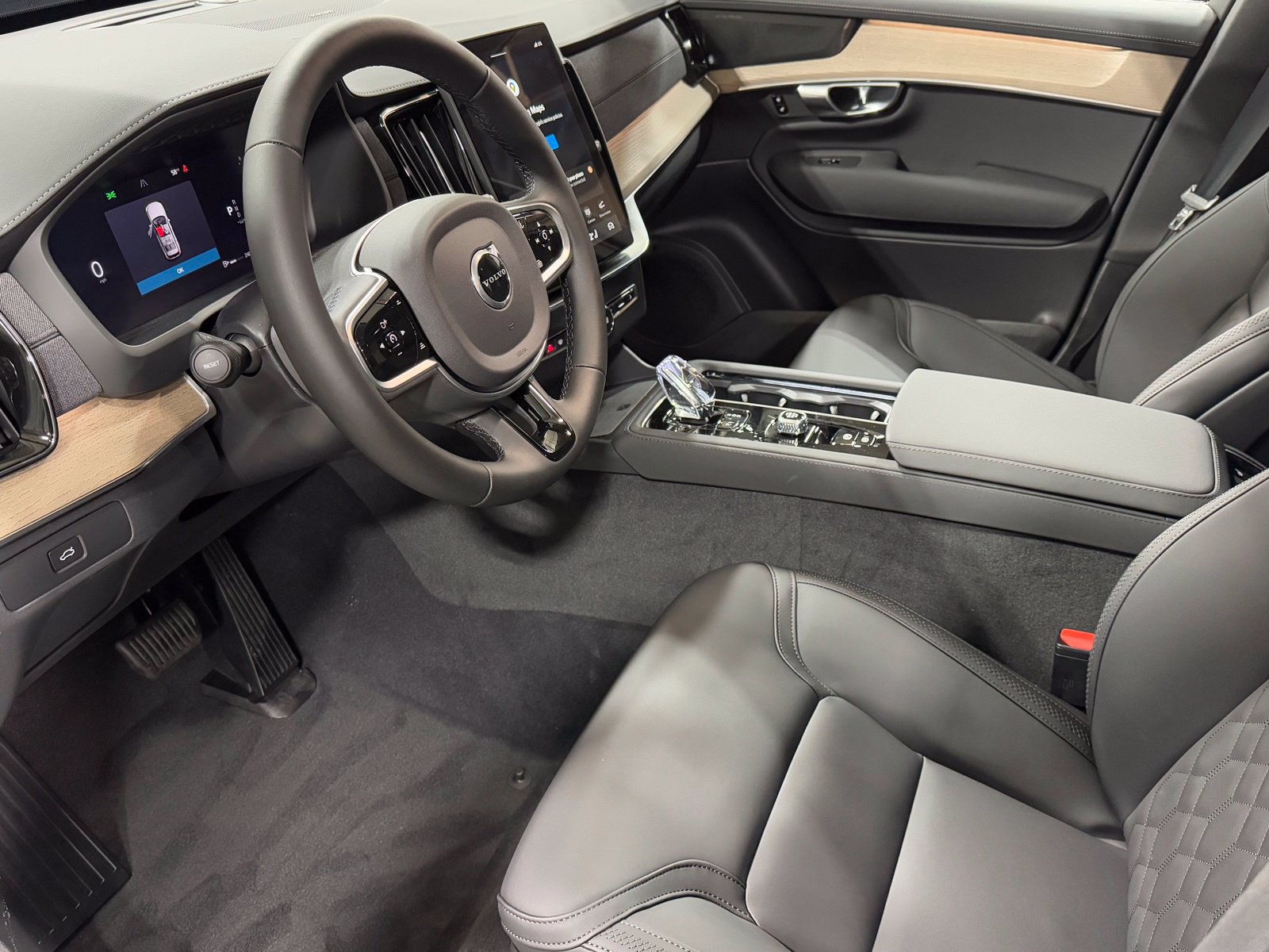 New 2026 Volvo XC90 B6 Plus w/ Protection Package Premier AWD/4WD image 14