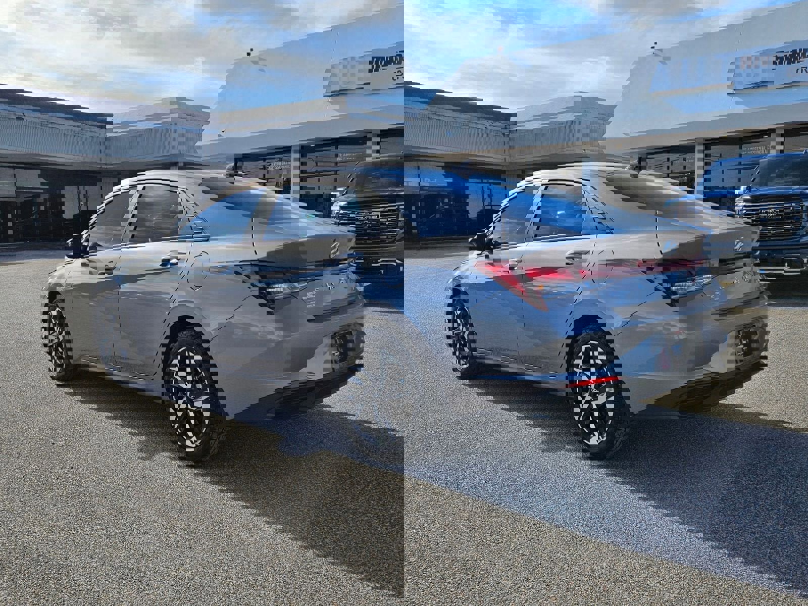 Used 2023 Hyundai Elantra SEL w/ Convenience Package image 3