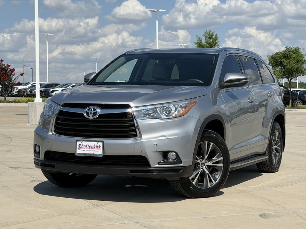 Used 2016 Toyota Highlander XLE FWD image 2