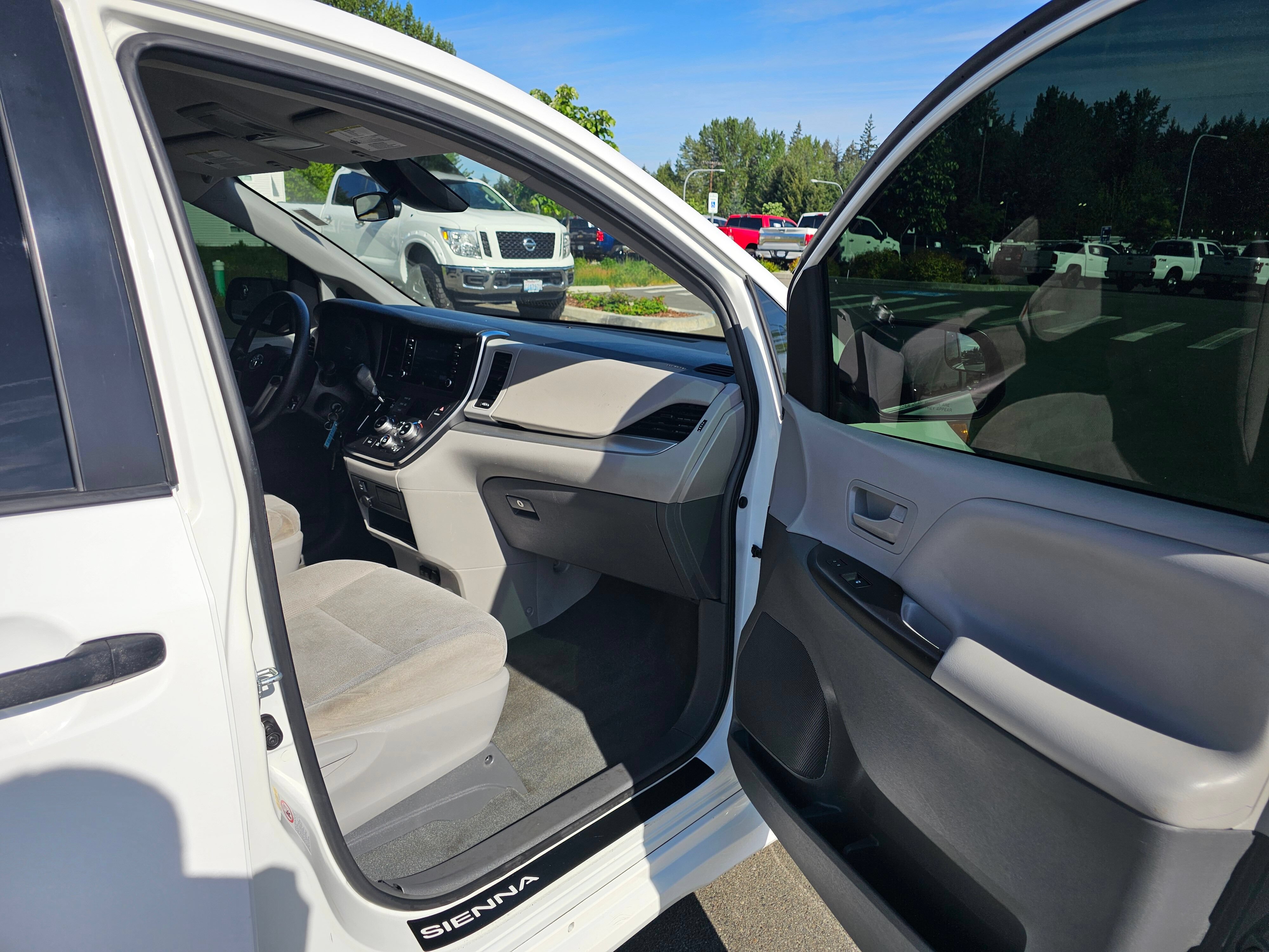 Used 2019 Toyota Sienna L w/ Carpet Mat Package FWD image 31