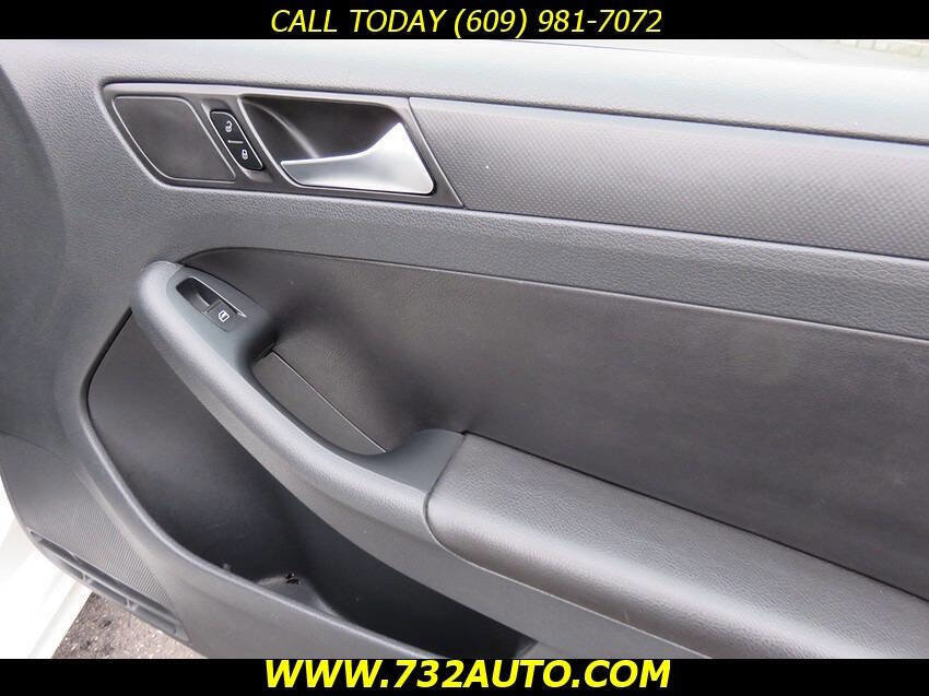 Used 2011 Volkswagen Jetta SE FWD image 15
