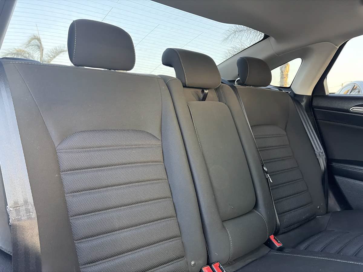 Used 2019 Ford Fusion SE FWD image 21